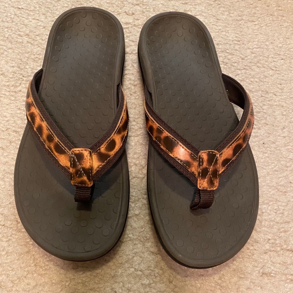 Vionic animal print tide flip flops